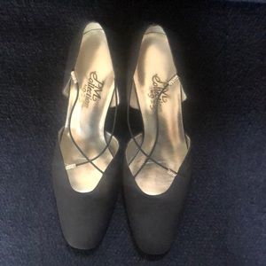 PM Collection dress pump. Flat black. Size 6.5M